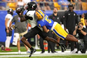 Cincinnati wide receiver Dee Wiggins caught this pass in front of Pittsburgh defensive back Phillip O’Brien Jr. (5) in their game on Sept. 9. The Bearcats (3-1) host Oklahoma in the Big 12 Conference opener for both teams on Saturday. (Photo by GENE J. PUSKAR, Courtesy of THE ASSOCIATED PRESS)