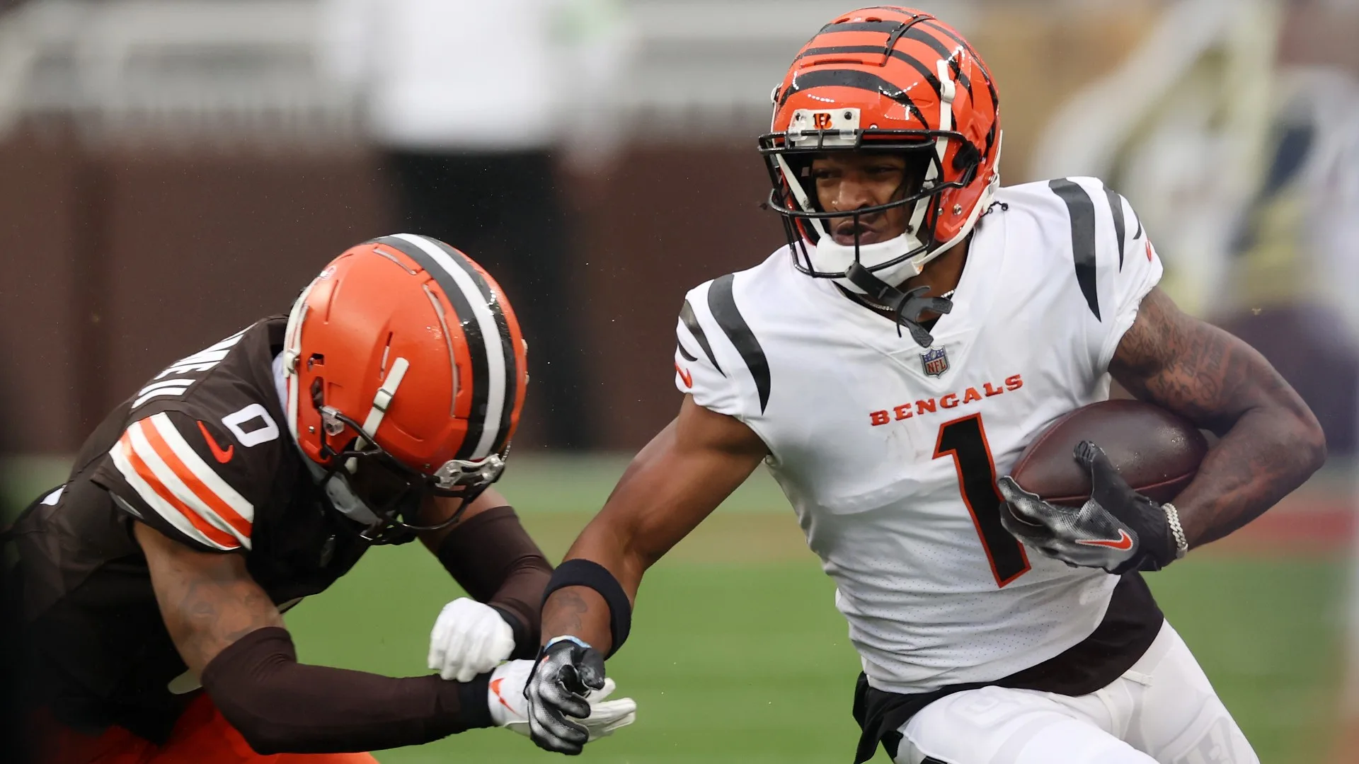 Cincinnati receiver Ja'Marr Chase (right) had only five catches for 39 yards in a 24-3 loss at Cleveland last week. Chase and the Bengals host Baltimore this Sunday. (Photo courtesy of VNEXPLORER.NET)