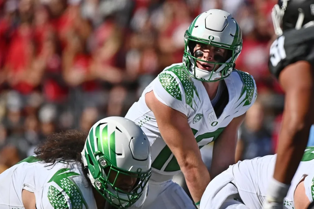Oregon quarterback Bo Nix leads the Ducks into Washington today for a top-10 showdown. (Photo courtesy of SPORTS ILLUSTRATED)