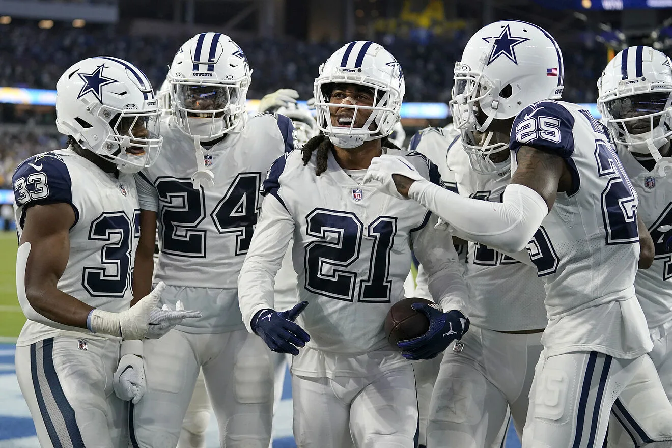 Dallas cornerback Stephon Gilmore (21, center) celebrates with teammates after an interception to help the Cowboys seal a 20-17 win over the L.A. Chargers on Monday night, at SoFi Stadium in Los Angeles (Photo courtesy of MARCA.COM).