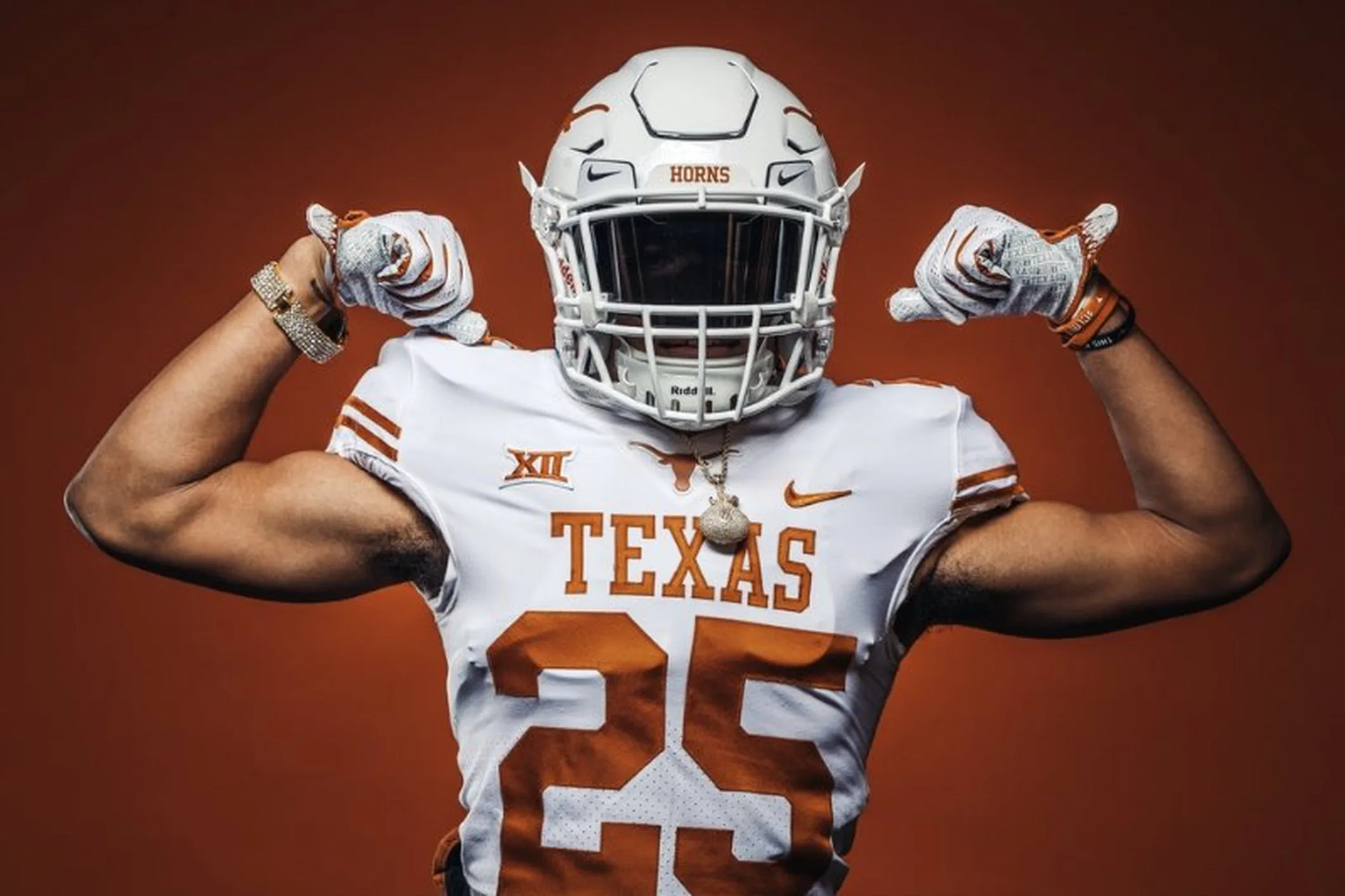 Texas running back Jonathan Brooks (above) leads the No. 3 Longhorns against No. 12 Oklahoma, both teams with 5-0 records, on Saturday morning in a showdown at the Cotton Bowl. Kickoff is at 11 a.m. on ABC. (Photo courtesy of BURNTORANGENATION.COM)