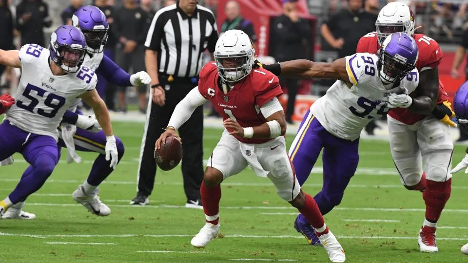 Arizona quarterback Kyler Murray (center) was to return to practice on Wednesday for the first time since tearing an ACL last December 12. (Photo courtesy of SPORTINGNEWS.COM)