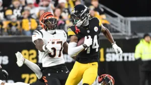 Pittsburgh receiver George Pickens (foreground) outruns the Cincinnati defense on one of two long touchdowns Saturday in a 34-11 Steelers win. (Photo courtesy of FOXNEWS.COM)