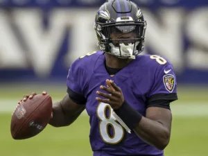 Baltimore Ravens quarterback Lamar Jackson (above) leads his team to Santa Clara, Calif., Monday night to take on the San Francisco 49ers in a matchup of teams with the two best records in the NFL. (Photo courtesy of THESCORE.COM)
