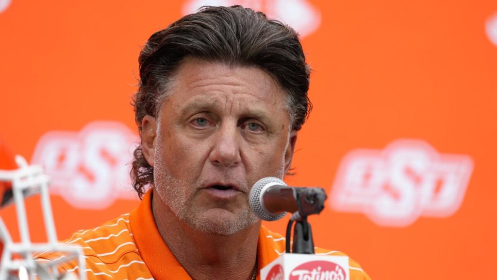 Gundy agrees to new deal, including pay cut, will remain at Okla. State